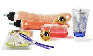 mehrere Dildos und Gleitgel